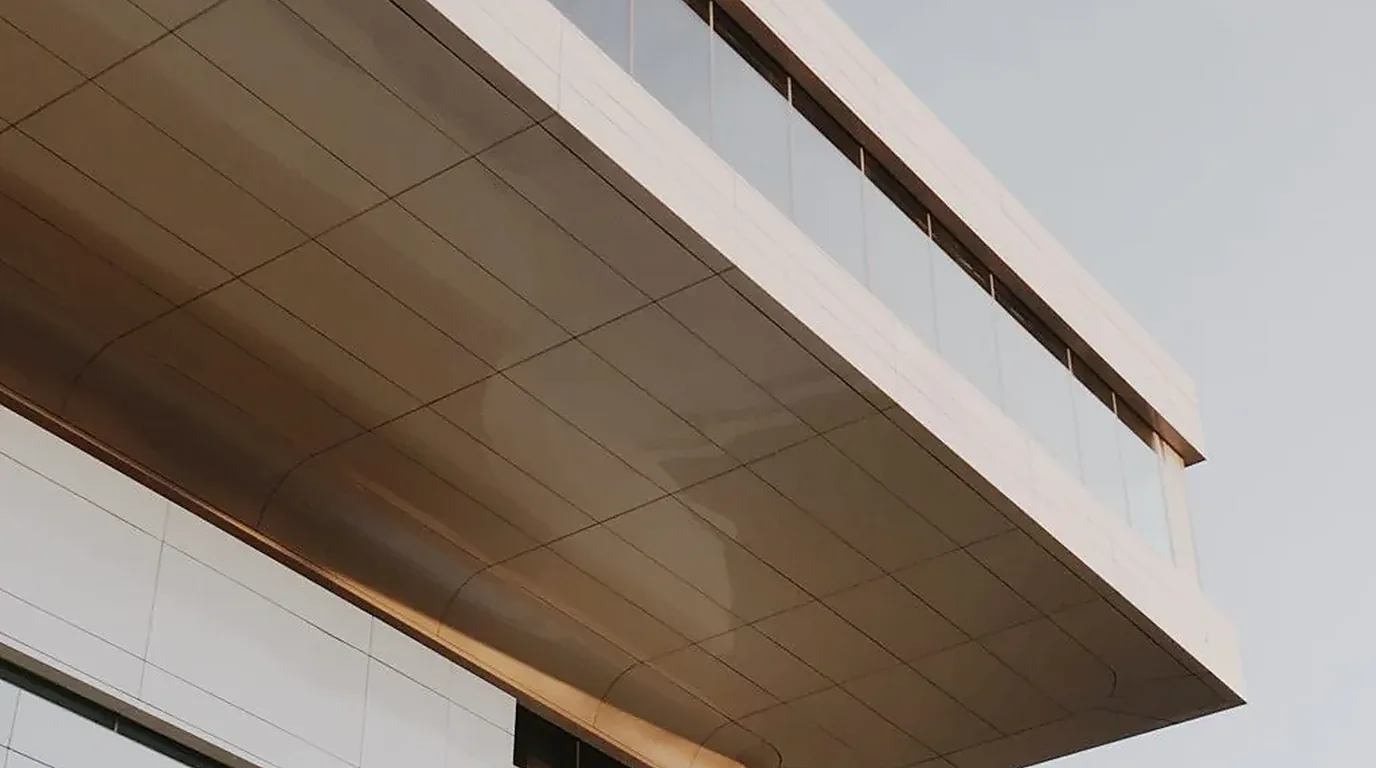 Estructura de hormigón y forjado visto en un edificio en construcción