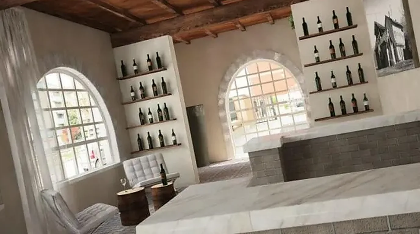 Salón con ventanales de arco y estanterías en una vivienda rehabilitada