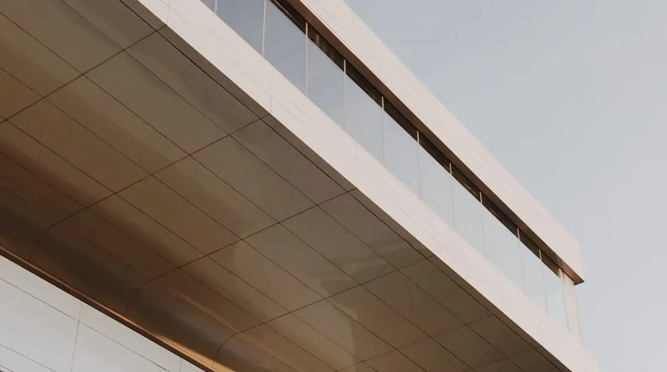 Edificio industrial con cubierta volada y revestimiento metálico en el área de Valencia