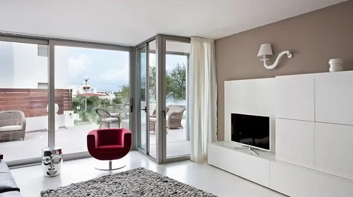 Terraza con cerramiento acristalado y pavimento exterior de una vivienda en Valencia