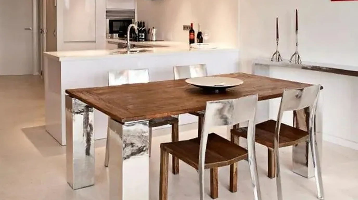 Cocina-comedor reformada con isla de madera y zona de trabajo luminosa