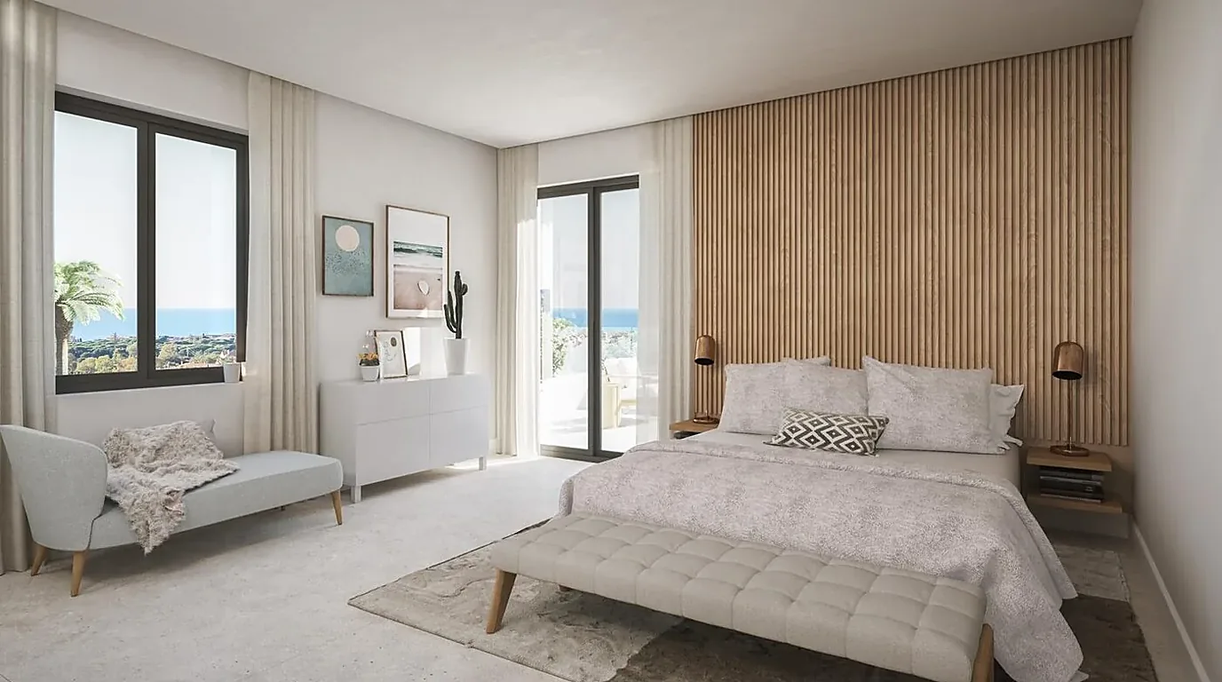 Dormitorio con cabecero de madera tras una reforma integral en Valencia