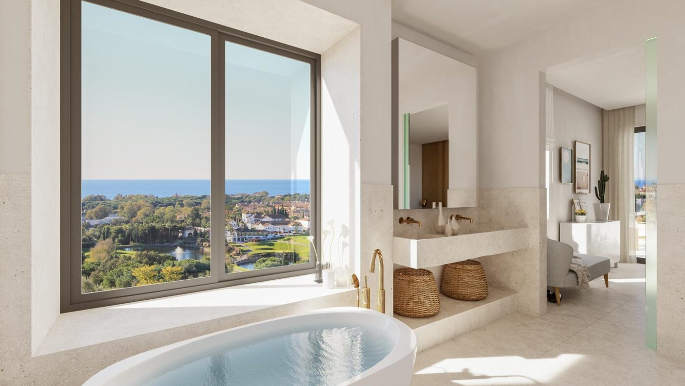 Baño con bañera exenta junto a un ventanal con vistas