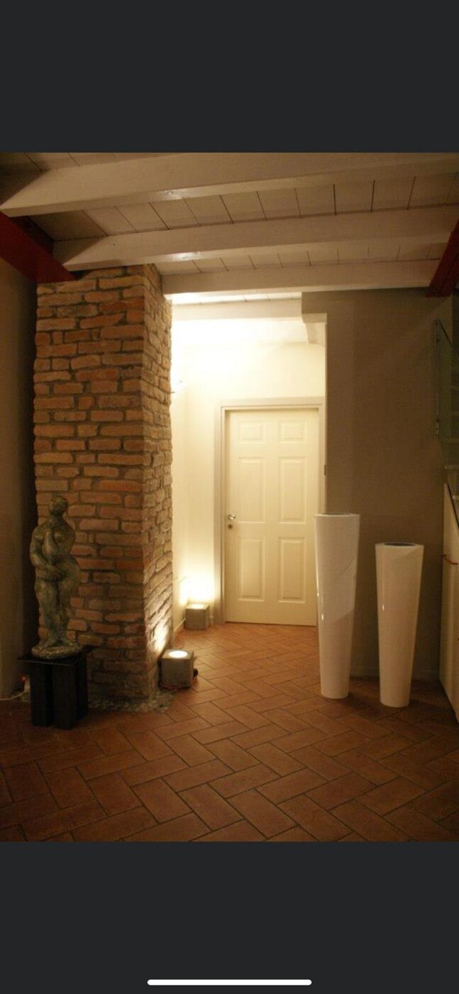 Reforma interior con pared de ladrillo visto