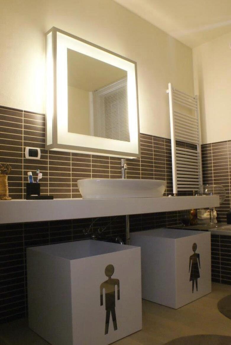 Baño moderno con espejo retroiluminado