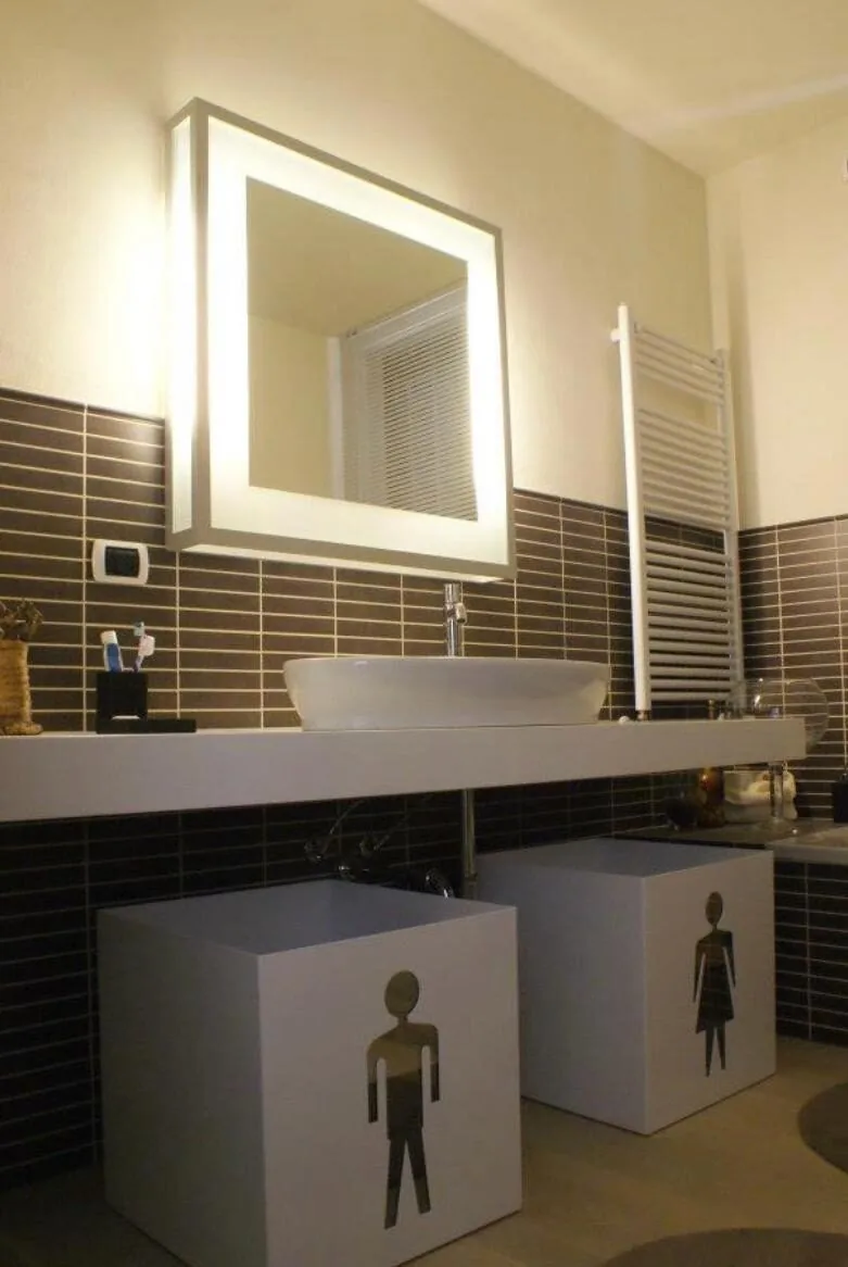 Baño moderno con espejo retroiluminado