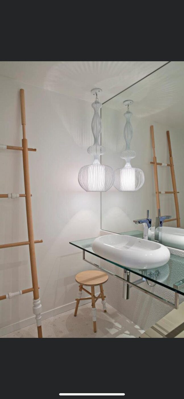 Baño de diseño con lavabo de cristal