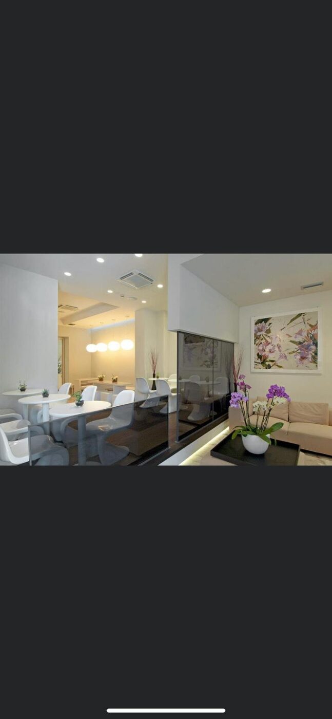 Comedor en tonos blancos con detalles florales