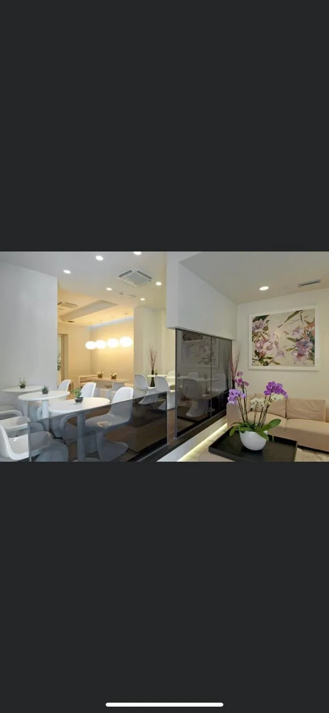 Comedor en tonos blancos con detalles florales