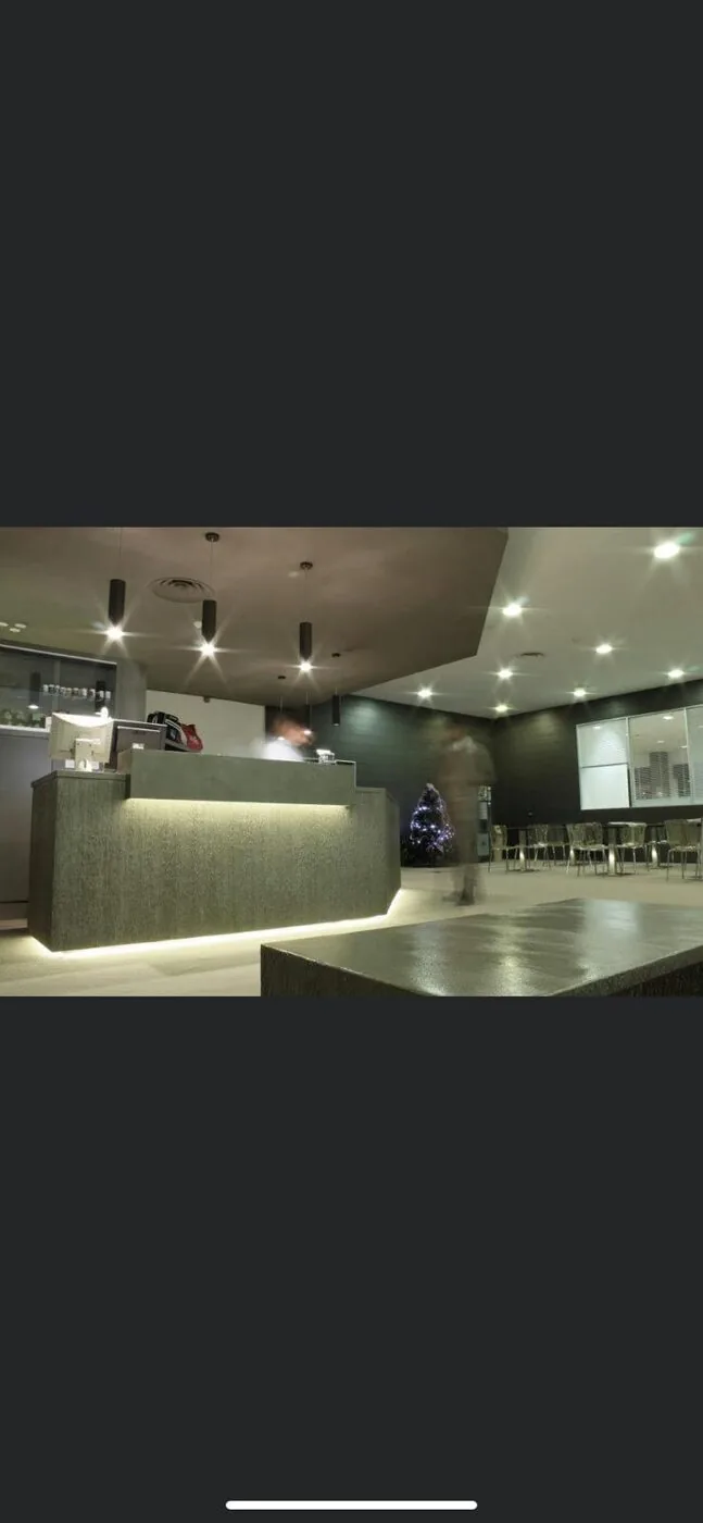 Local comercial reformado con barra