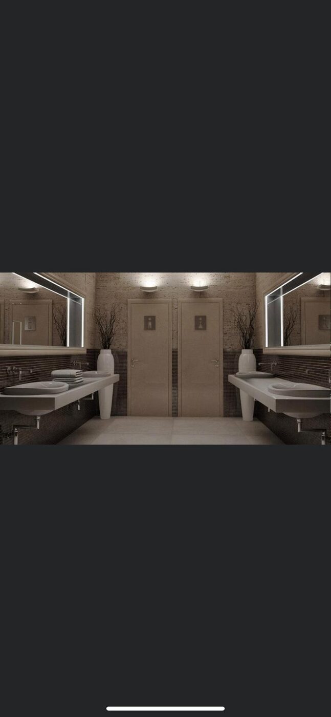 Baño con doble lavabo y diseño simétrico